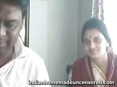 ਮਤਰੇਏ ਭਰਾ ਨੂੰ ਚੱਟਣ ਲਈ ਚਿਕ ਪੈਂਟੀ ਬੰਦ ਕਰਦਾ ਹੈ