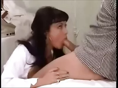 ਸਿੰਗ ਸੁਨਹਿਰੀ ਮੋਟੇ ਤੌਰ 'ਤੇ buttfucked ਹੋਣ ਦੇ ਬਾਅਦ ਕਮ ਨੂੰ ਨਿਗਲ ਰਿਹਾ ਹੈ